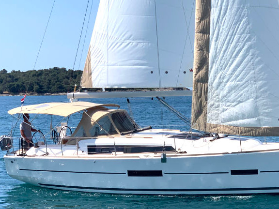 6- Dufour 382 GRAND LARGE